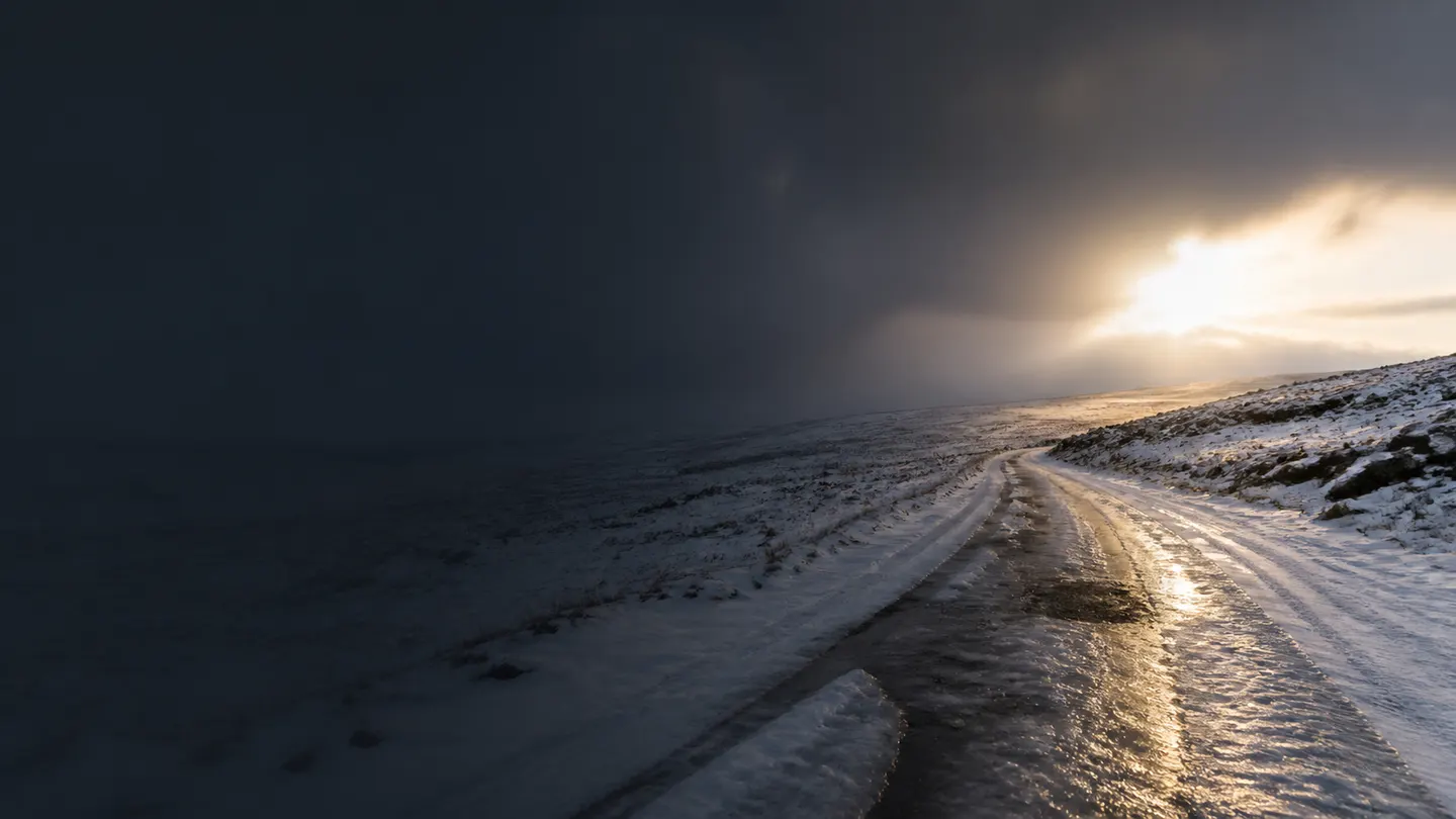 Pusta oblodzona droga przez śnieżny płaskowyż podczas odwilży - BFGoodrich g-Force Winter2 SUV na śnieg, lód i odwilż