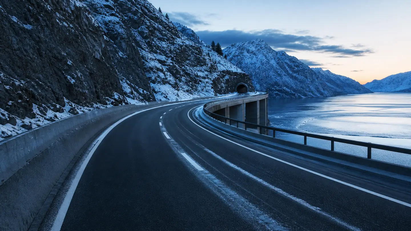 Continental WinterContact 8 S na odśnieżonej estakadzie nad zamarzniętym górskim jeziorem - Continental WinterContact 8 S na precyzyjną zimową trasę