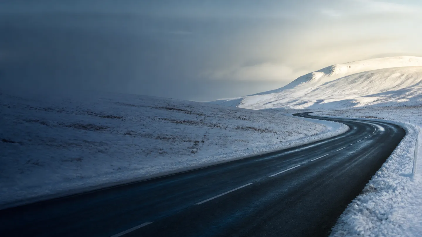 Continental WinterContact TS 850 P na odśnieżonej szosie pośród ośnieżonych wzgórz - Continental WinterContact TS 850 P na śnieg i zimny suchy asfalt