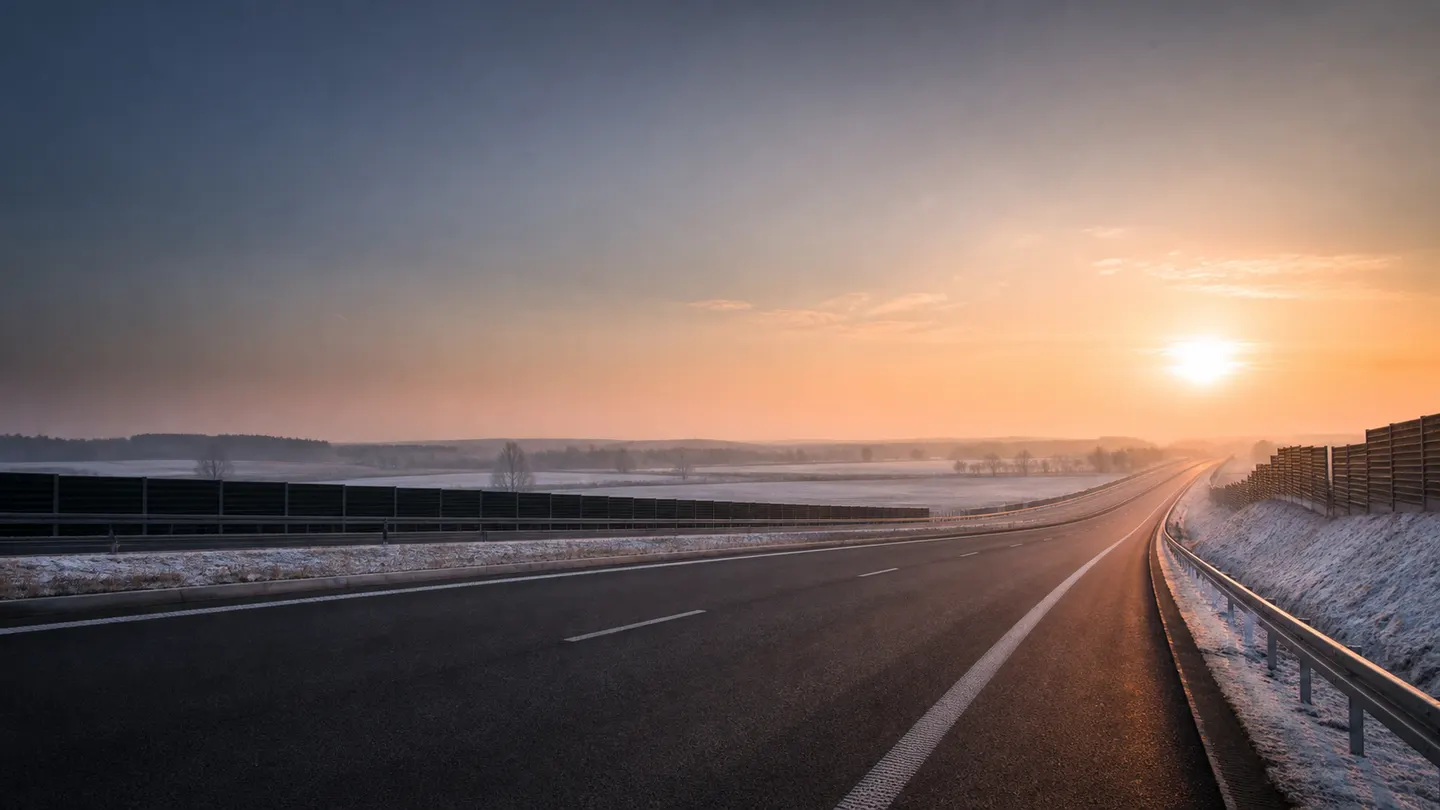 Pusta północna autostrada ze szronem przy poboczu podczas pastelowego zimowego wschodu - Hankook Winter i*cept evo 4 na śnieg i długą zimową trasę