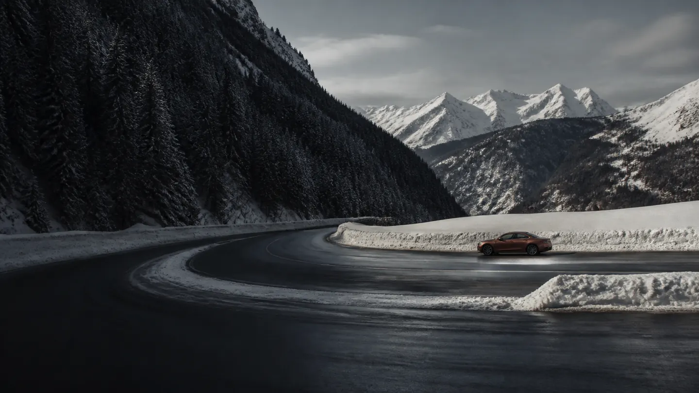 Miedziany fastback w oddali na świeżo odśnieżonej alpejskiej serpentynie - Hankook Winter i*cept evo3 na śnieg, slush i mokry asfalt
