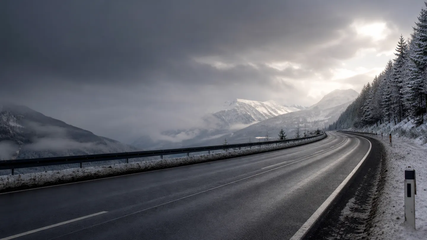Pusta mokra droga w górach ze śniegiem i niskimi chmurami - Nokian WR Snowproof P od suchej autostrady po błoto pośniegowe