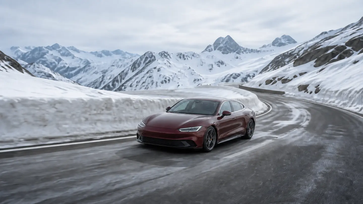 Bordowy fastback na mokrej odśnieżonej drodze przez alpejską zimę - Pirelli Winter Sottozero 3 na zimową trasę auta o większej mocy
